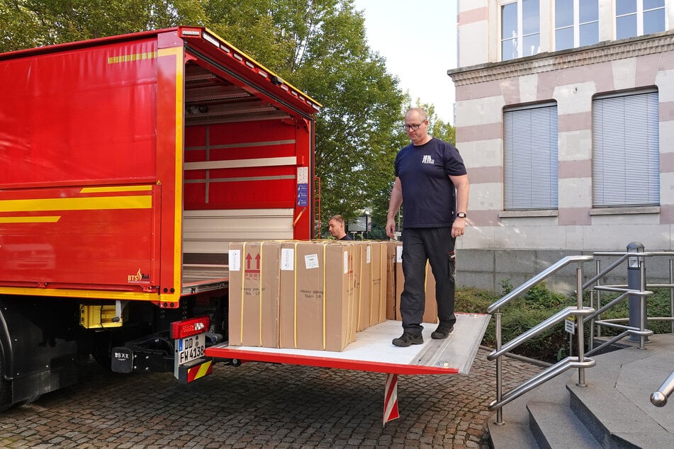 In Dresden sind am Samstagmorgen insgesamt 30 Bautrockner für die Stadt Ostrava verladen worden.