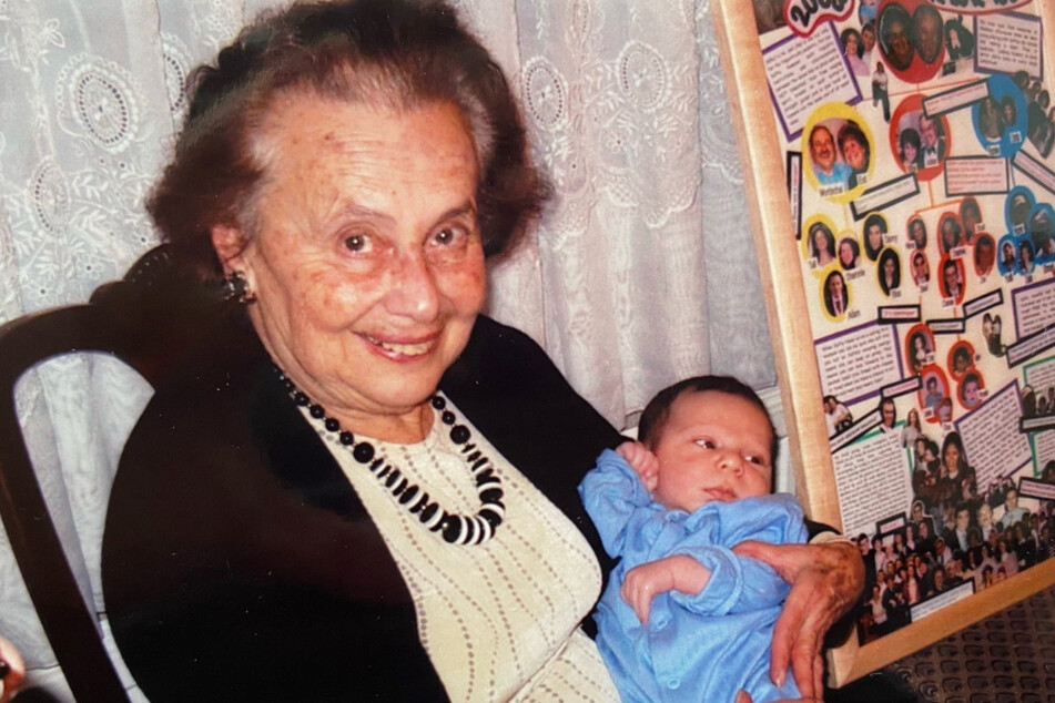 Die Holocaust-Überlebende Lily Ebert (98) 2003 mit ihrem Enkel Dov Formann.