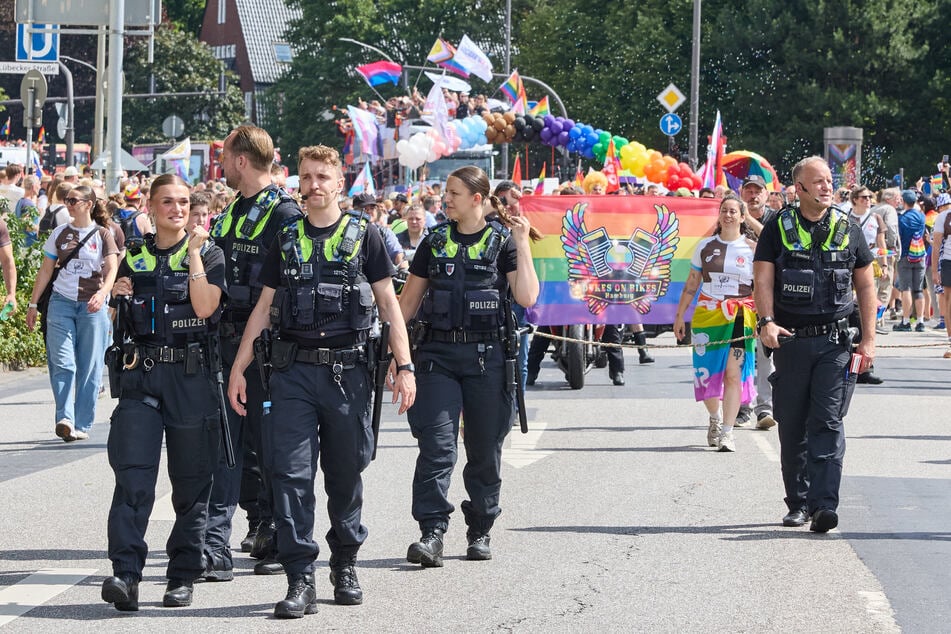 Die Polizei Hamburg verdoppelte ihre Einsatzkräfte beim CSD, auch wenn es nach eigenen Angaben keine konkreten Gefährdungshinweise gibt.