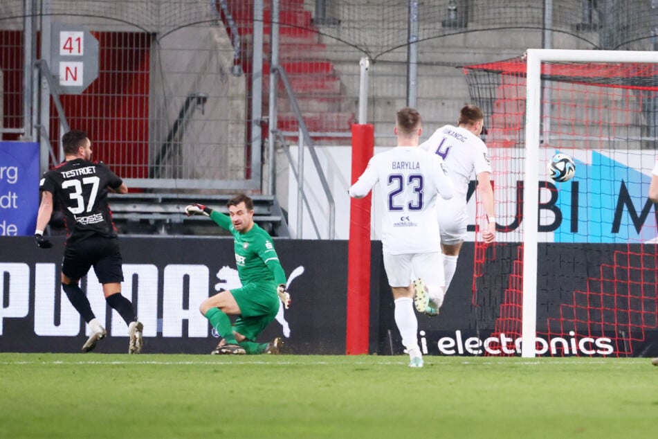 Ein Jahr her: Am 19. Dezember 2023 schoss Pascal Testroet (34, l.) im Heimspiel des FCI Niko Vukancic an, der ins eigene Tor traf. Damals hieß es 1:1 in Ingolstadt. Das Ergebnis würden die Auer am Samstag wohl unterschreiben.