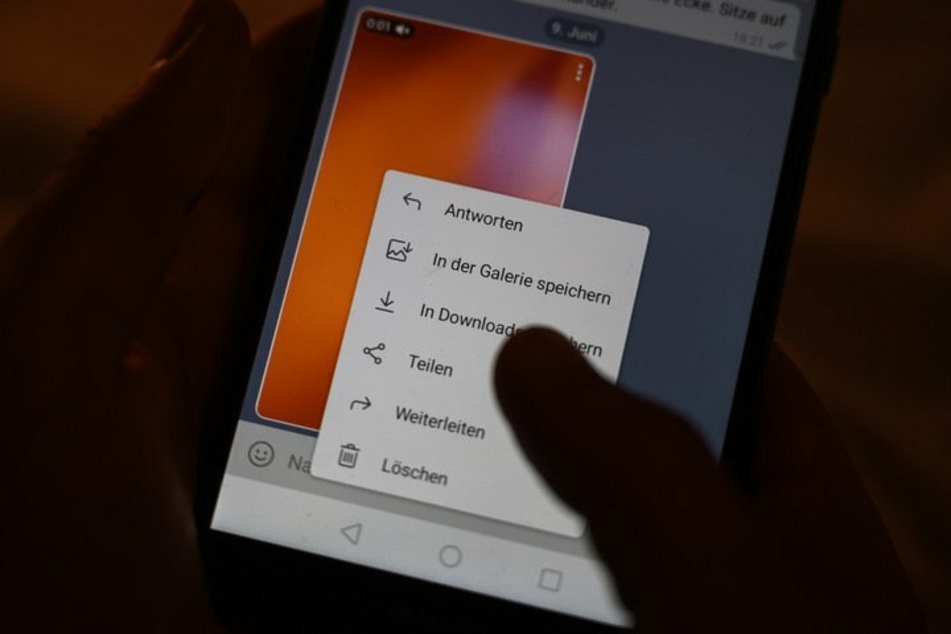 Ein Nutzer ruft das Menü zum Teilen eines Videos auf: Polizeibeamte aus NRW hatten in Chat-Gruppen rechtsextreme Inhalte gepostet. (Symbolbild)