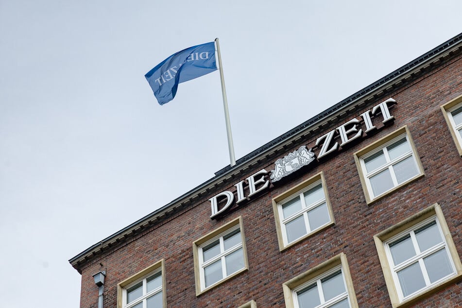 Am 12. Oktober 2026 war das Verlagsgebäude der ZEIT in Hamburg von mehreren Polizeibeamten aufgesucht worden.