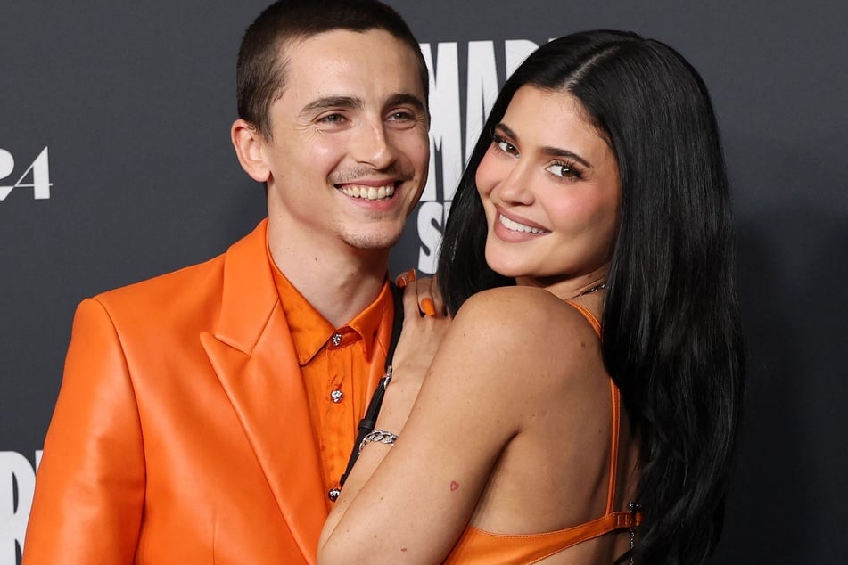 Kylie Jenner (r) and Timothée Chalamet (l) smooched over pizza during their low-key date night.