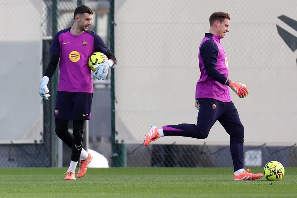 Marc-André ter Stegen (33, r.) musste das Trainingslager des FC Barcelona in Saudi-Arabien vorzeitig abbrechen, um sich einer Untersuchung zu unterziehen.