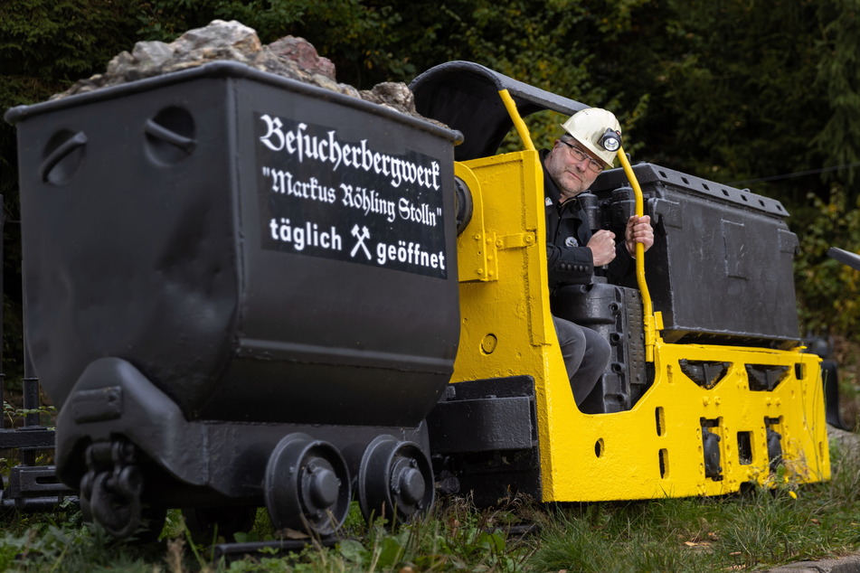 Im Besucherbergwerk "Markus Röhling Stolln" geht es mit der Grubenbahn in den Berg hinein.