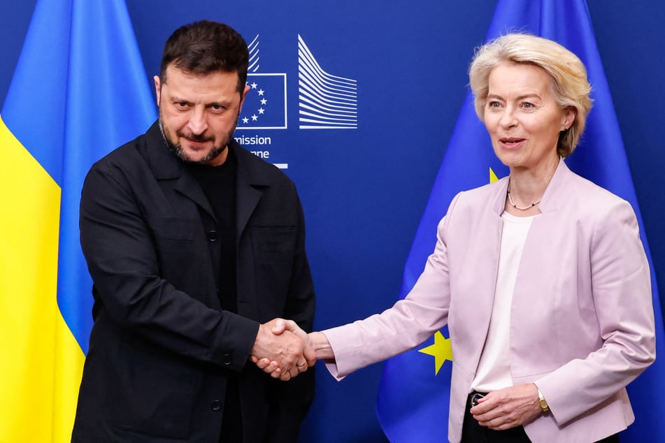 European Commission President Ursula Von der Leyen (r.) shakes hands with Ukraine's President Volodymyr Zelensky before a meeting in August.