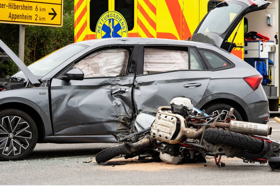 Autofahrerin übersieht Biker: Mann bei Kollision auf Landstraße schwer verletzt