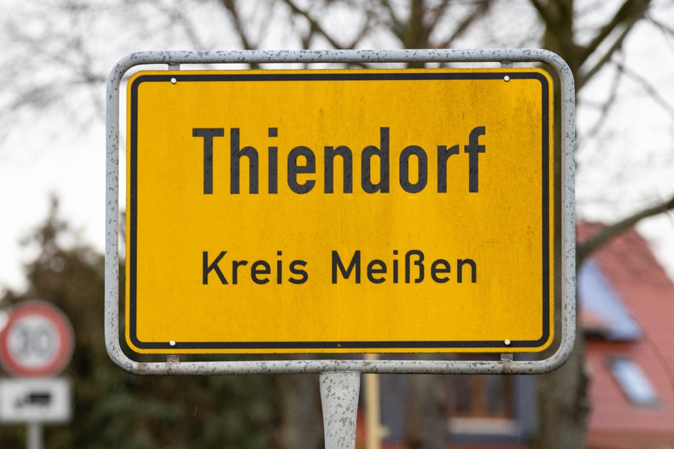 Die Tat ereignete sich auf einem Parkplatz am Rand der Gemeinde Thiendorf (Landkreis Meißen).