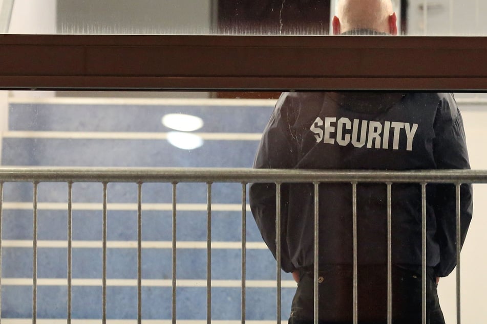 Mann begrapscht Minderjährige und prügelt sich mit Securitys
