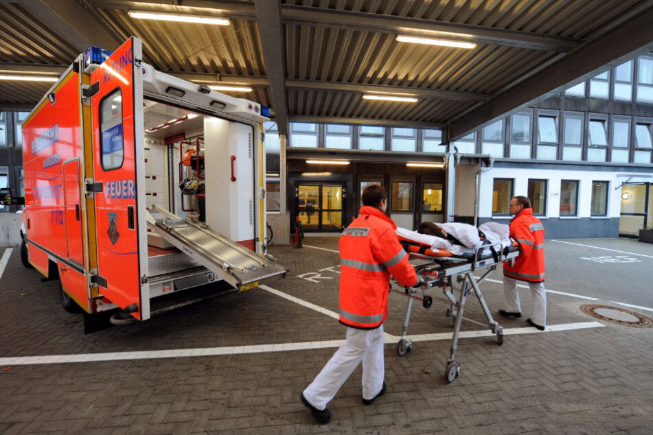 Die Frau wurde mit schweren Verletzungen in ein Krankenhaus gebracht.