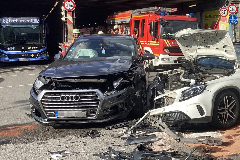 E-Call alarmiert Feuerwehr: Mercedes und Audi krachen in München zusammen
