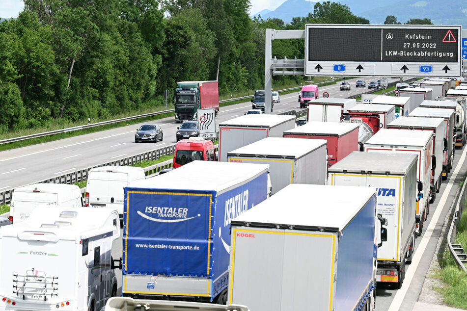 Am Autobahndreieck Inntal stehen wegen der Blockabfertigung am Grenzübergang Kufstein viele Lkw im Stau - manche wollen diesen umfahren.