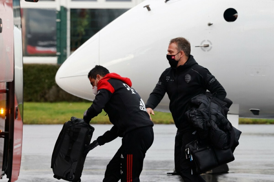 Bayern-Trainer Hansi Flick (r., 55) war Im Grunde guter Laune - zumindest, bevor das Flug-Chaos ausbrach. (Archiv)