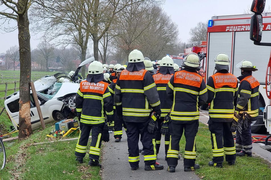 Das Auto soll sich überschlagen haben, bevor es frontal in den Baum krachte.