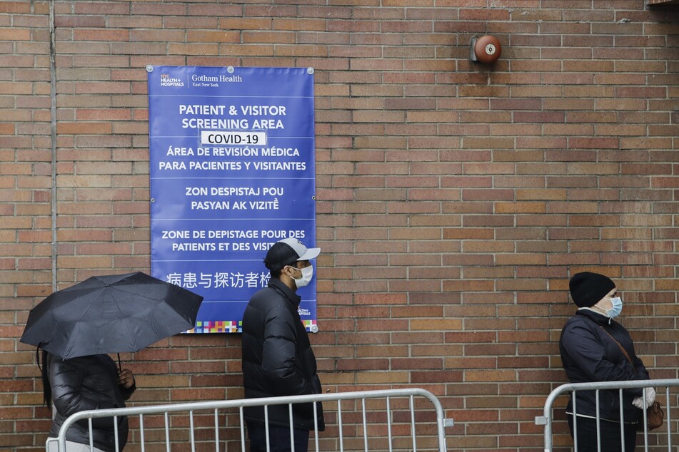 Menschen warten vor dem Gotham Health East New York, einem Covid-19-Testzentrum, in Brooklyn. Die Demokraten haben nun zusätzliche Mittel für das Gesundheitswesen und Corona-Tests gefordert.