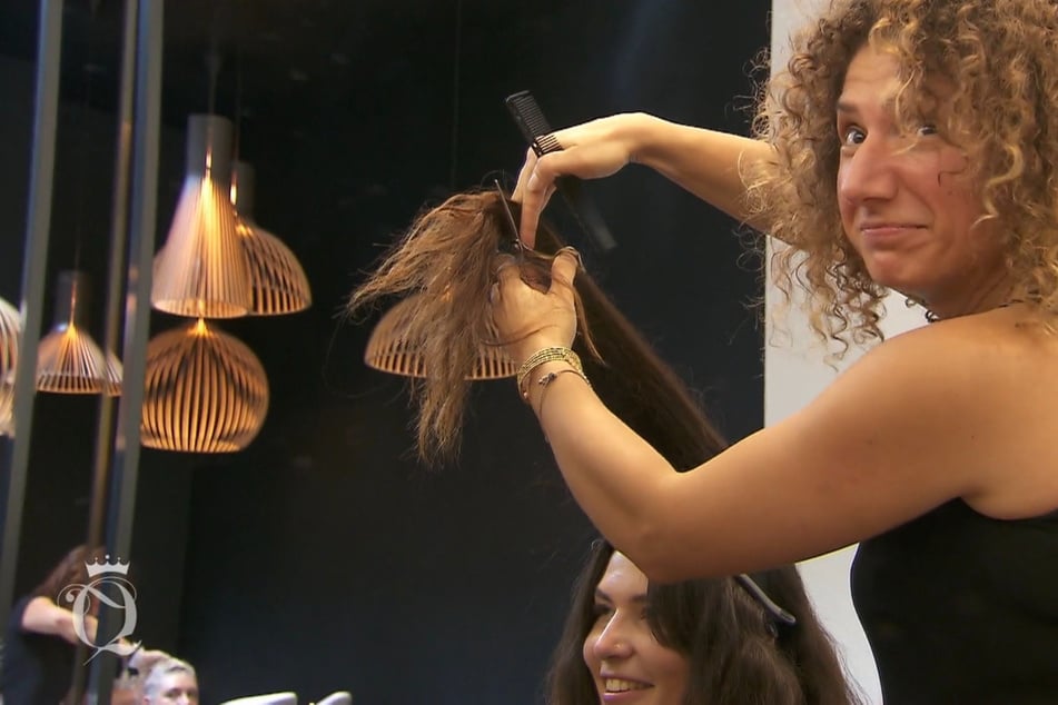 Die Friseurin schneidet drauflos und verpasst Nadja einen Stufenschnitt.