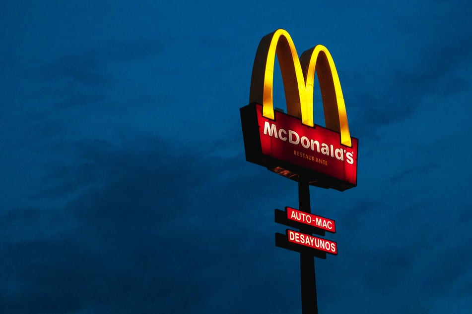 Eine McDonald's-Werbetafel wirbt am späten Abend für das Fast-Food-Lokal (Symbolbild).