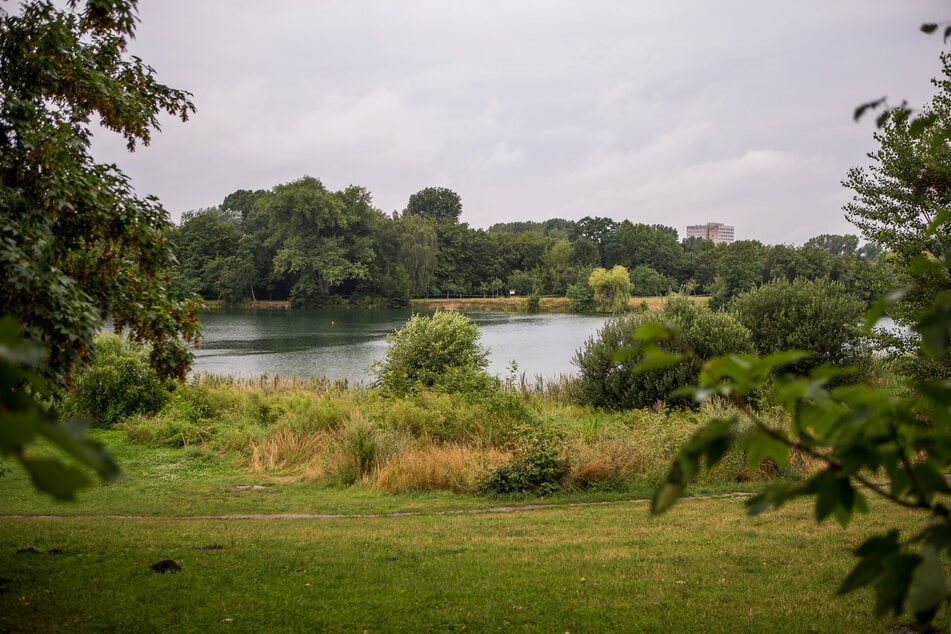 Ein 62-Jähriger lernte am Sonntag am Naturbad Nordost (Bagger) einen Mann und eine Frau kennen, ließ sie in seiner Garage schlafen und lieh ihnen sein Auto. (Archivbild)