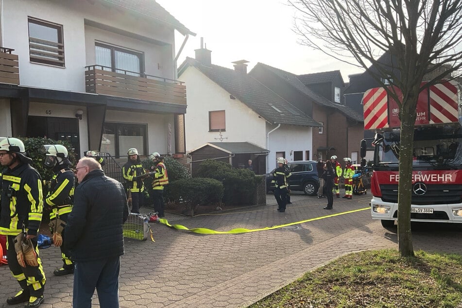 Feuerwehrleute drangen unter Atemschutz in eine verrauchte Wohnung ein.