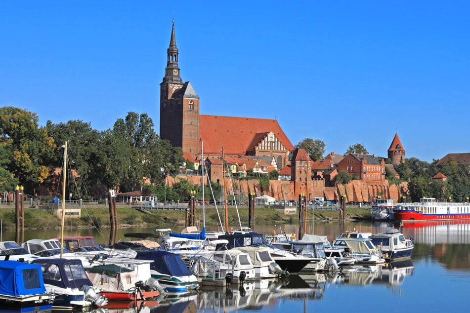 Am Hafen in Tangermünde eröffnet im Juli 2026 eine neue Freiluftbühne.