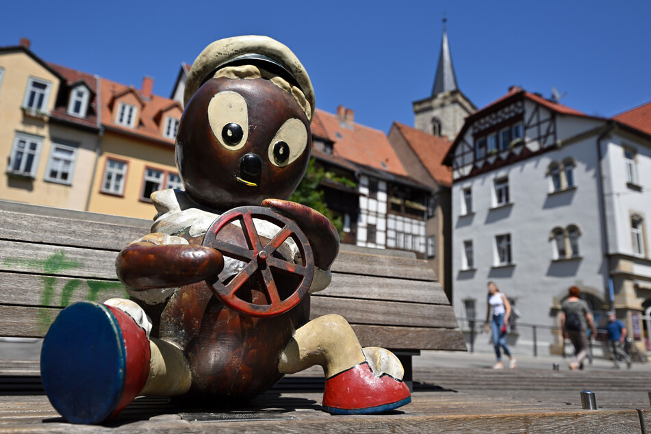 KiKA-Figuren wie Pitti Platsch sind an verschiedenen Ecken in Erfurt platziert. Bald könnte die Stadt in eine besondere Liste aufgenommen werden. (Archivbild)