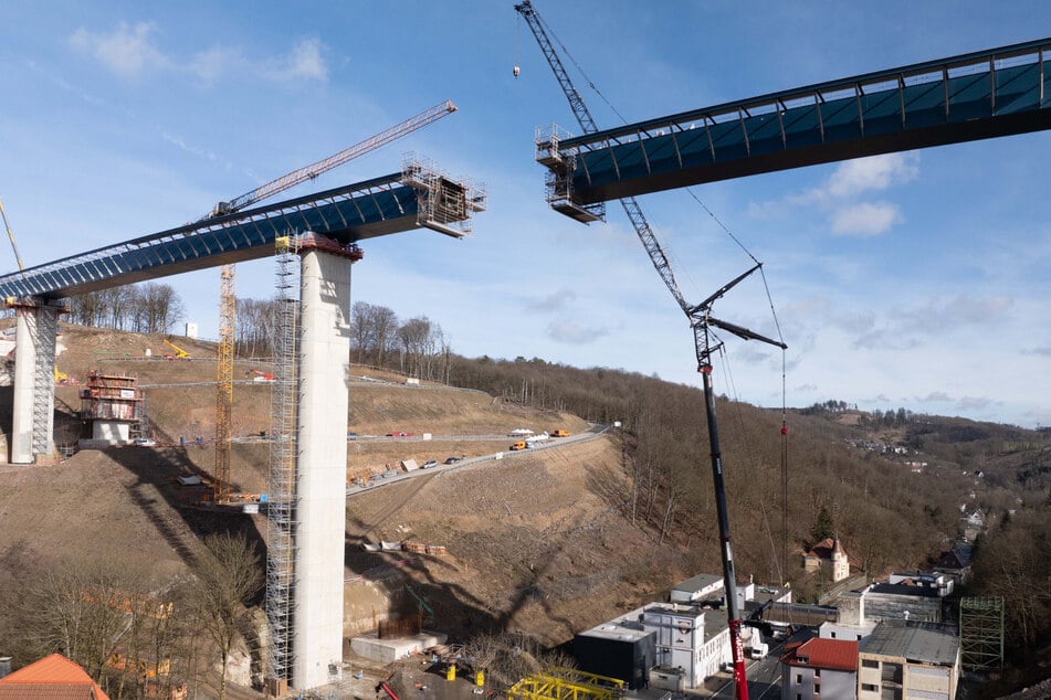 Auch die Talbrücke Rahmede an der A45 wurde mit einer Sammelausschreibung mit vorgefertigten Teilen errichtet.