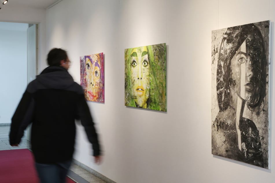 Die Politiker-Porträts und weitere Werke sind im Businesspark Dresden ausgestellt.