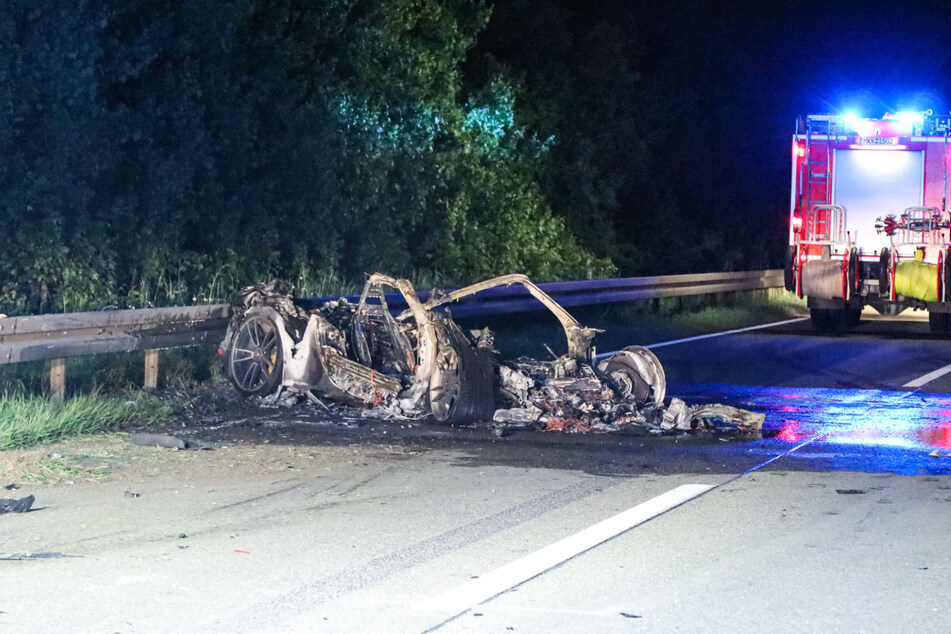 Ein 50-jähriger Porsche-Fahrer raste auf der A45 bei Langenselbold betrunken in einen Sattelzug-Auflieger und verletzte sich dabei lebensgefährlich. Der ausgebrannte Sportwagen ist nur noch in Ansätzen zu erkennen.