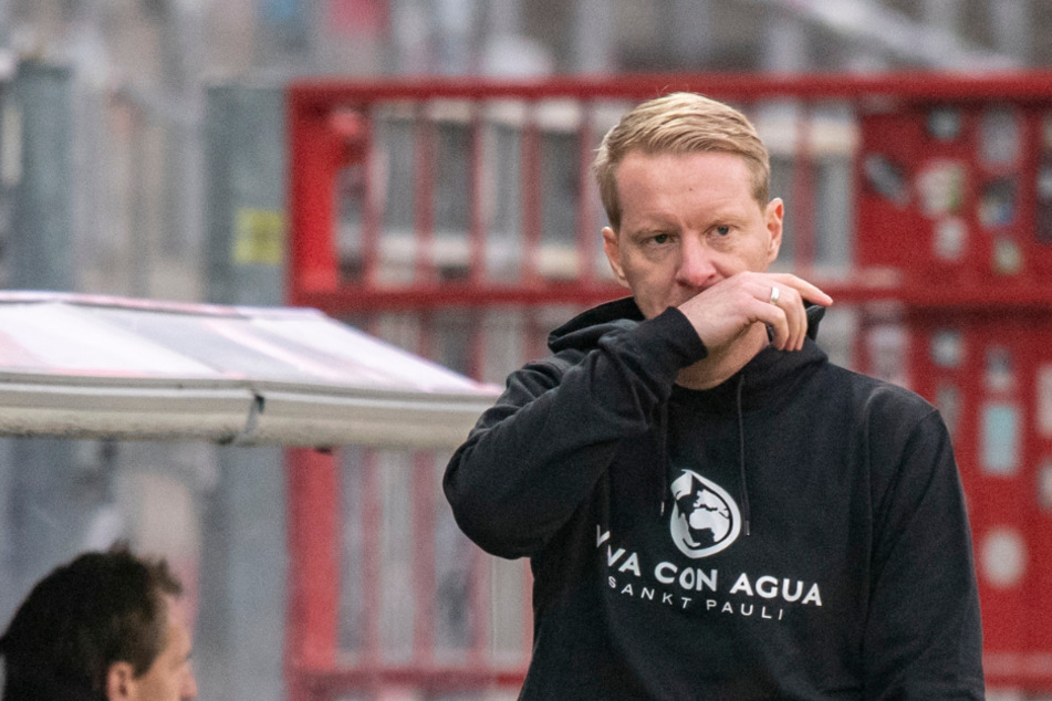 St. Paulis Trainer Timo Schultz (43) zeigte sich von der Spielabsage wenig begeistert.