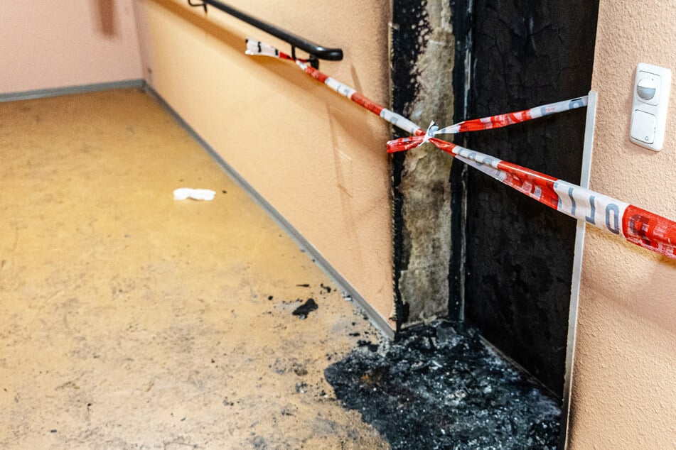 Die betroffene Wohnung ist infolge des Brands unbewohnbar, Feuerwehr und Polizei gehen von Brandstiftung aus.