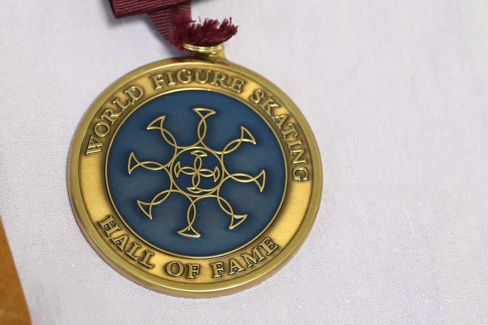 Auch die Medaille der Hall of Fame des Eiskunstlaufs hatte ihren Platz im Blauen Salon.