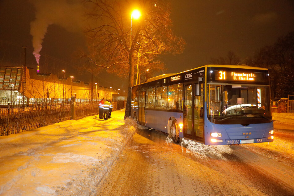 Ein Bus auf Abwegen: In Chemnitz knallte ein CVAG-Bus am Montagabend gegen einen Baum.