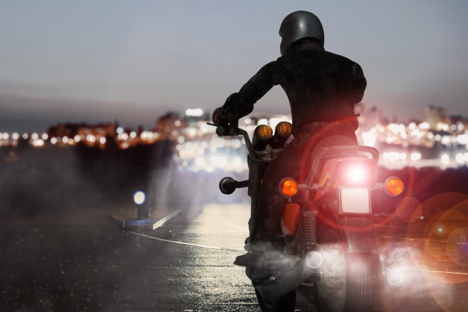 Der Mann war mit bis zu 180 km/h der Polizei entkommen, zudem hatte er sein Kennzeichen auf Knopfdruck umklappen können. (Symbolbild)