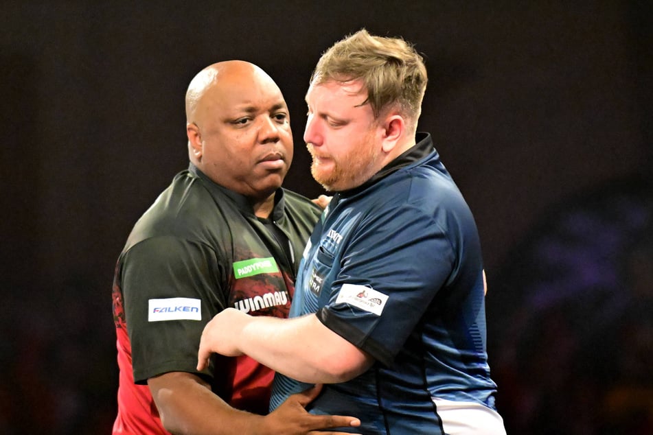 Cameron Menzies (35, r.) fing während seiner Partie bei der WM im Ally Pally bitterlich an zu weinen, wurde dann von Gegner Leonard Gates (54) getröstet.