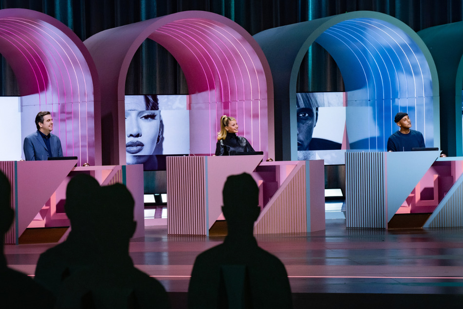 Der Funke bei den prominenten Kandidaten Bastian Pastewka (49; v.l.n.r.), Shirin David (26) und Teddy Teclebrhan (37) wollte noch nicht so recht überspringen.