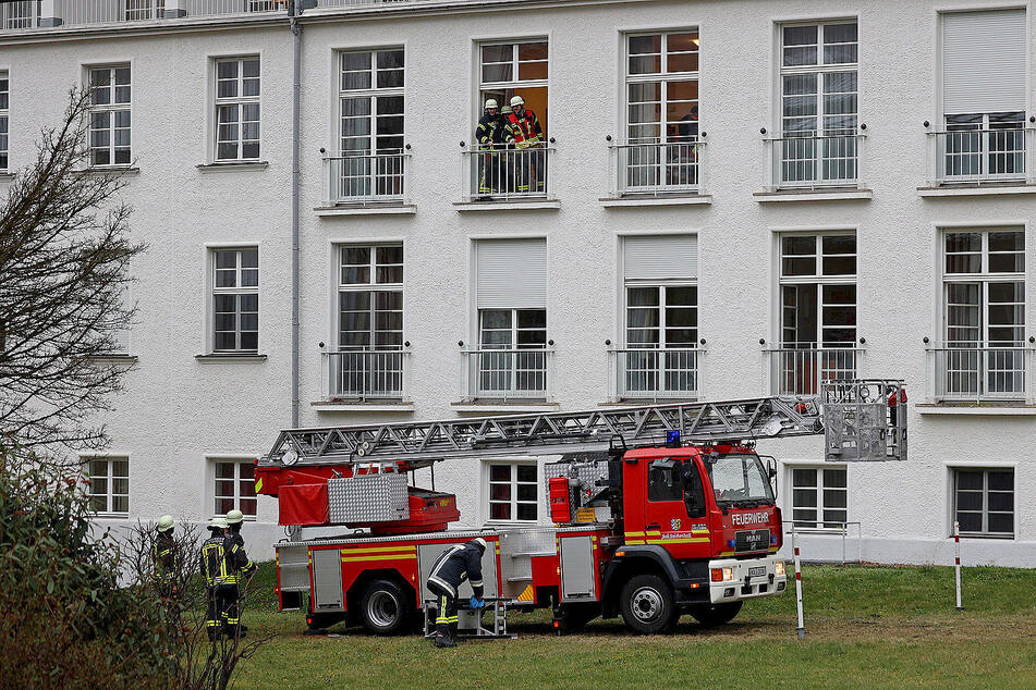 Einsatzkräfte der Feuerwehr verständigen sich am Seniorenheim in Bad Reichenhall.
