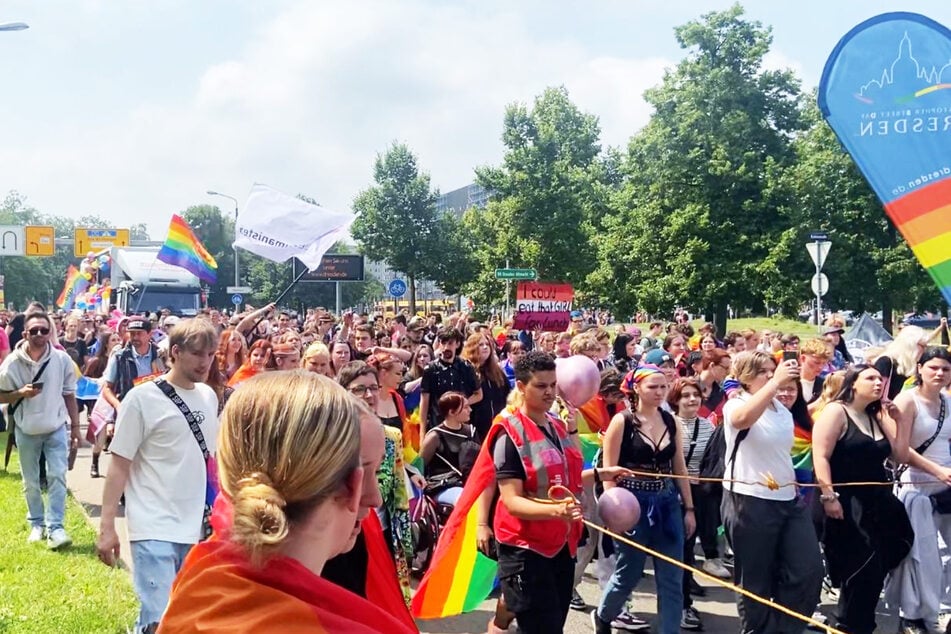 Tausende nahmen an dem LGBTQ-Demonstrationszug teil.