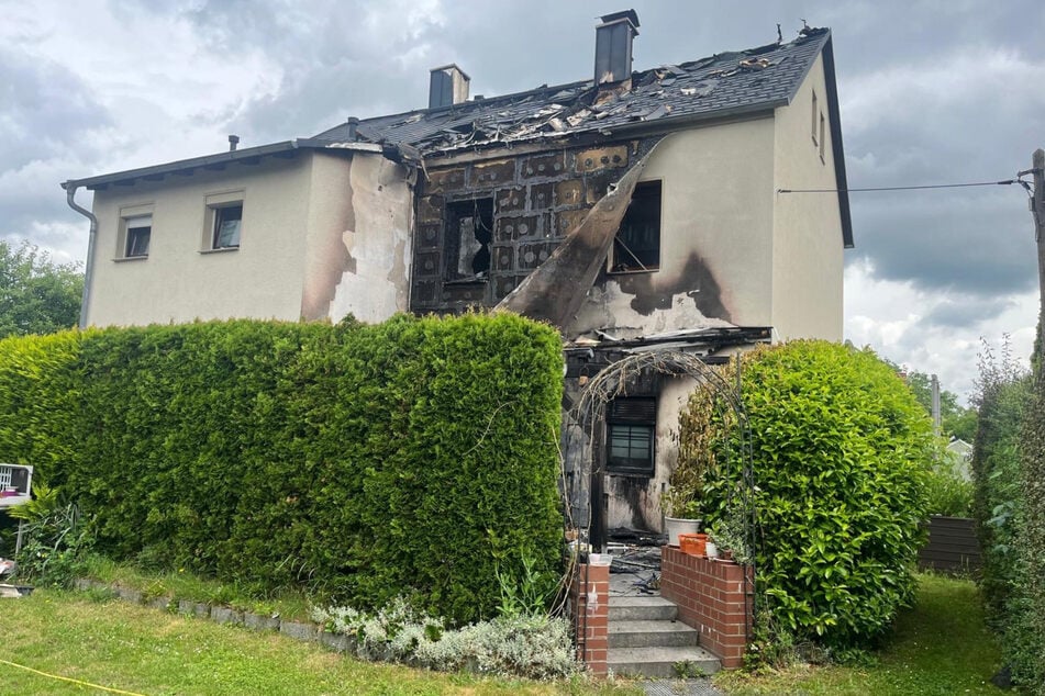 Bei Tageslicht zeigte sich am Wohnhaus das große Ausmaß der Zerstörung.