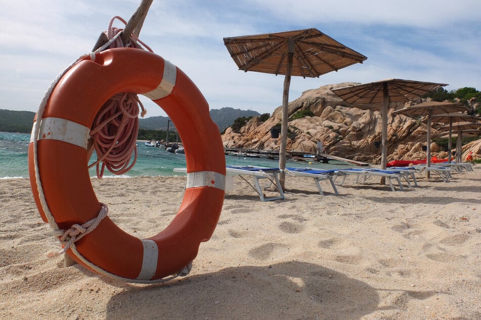 Fein, pulvrig und weich - der Sand an Sardiniens Stränden verzückt die Touristen so sehr, dass sie sogar Verbote missachten, um ihn als Souvenir mitzunehmen. (Archivbild)