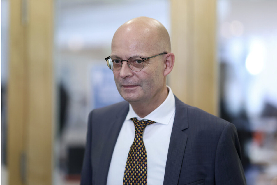Halles OB Bernd Wiegand (64, parteilos) bleibt suspendiert - außerdem werden seine Bezüge für sechs Monate gekürzt.