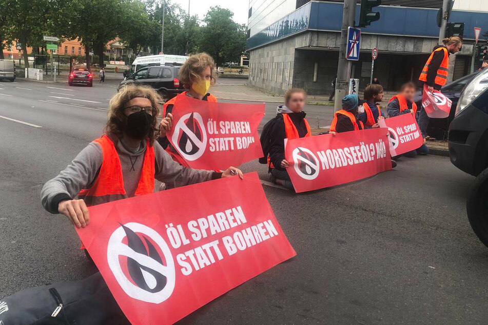 Am Freitag haben Mitglieder der "Letzten Generation" erneut mehrere Ausfahrten der Berliner Stadtautobahn blockiert.
