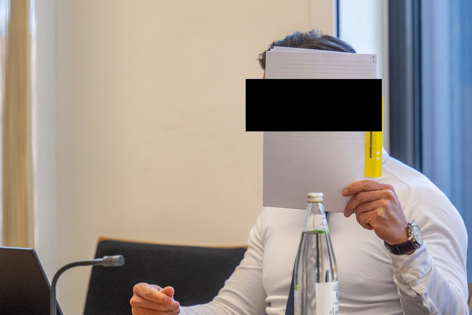 F. (39) muss sich unter anderem wegen Körperverletzung im Amt verantworten.