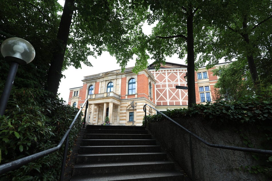 Das Bayreuther Festspielhaus auf dem Grünen Hügel.