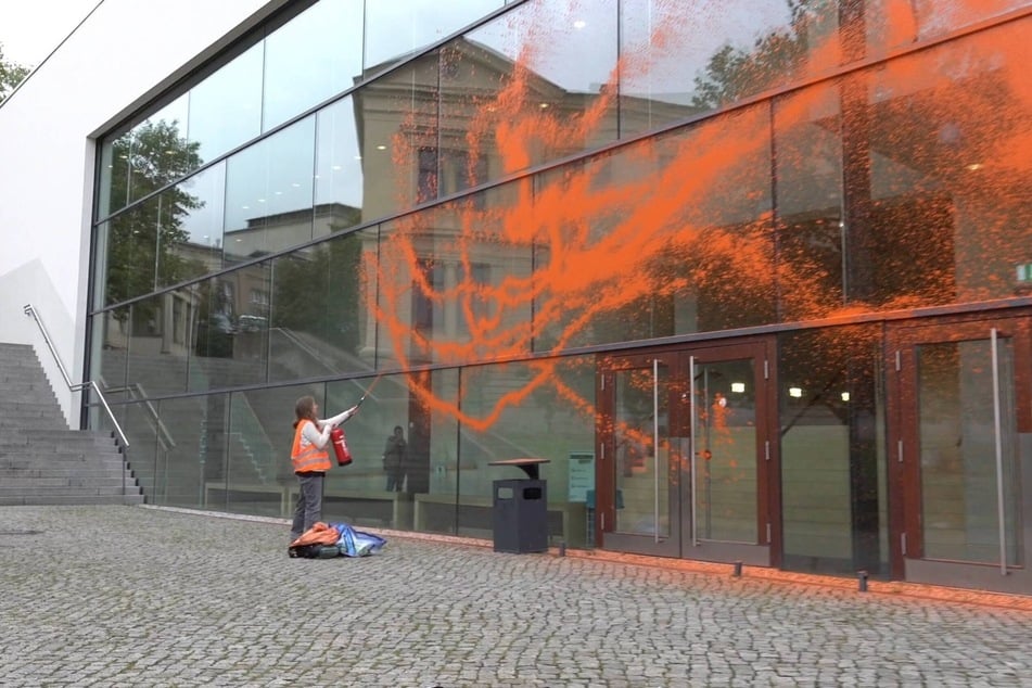 Klimaaktivisten machten sich in Sachsen-Anhalt zuletzt an der Universität zu schaffen und beschmierten sie mit Farbe.