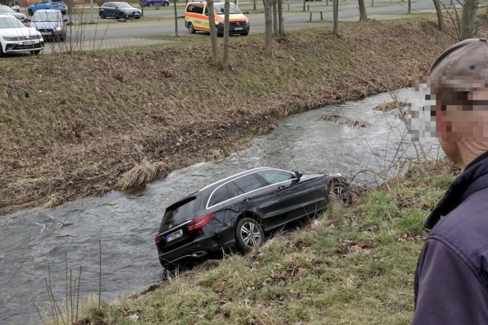Von der Bremse aufs Gas abgerutscht: Rentner rauscht mit Auto in Fluss