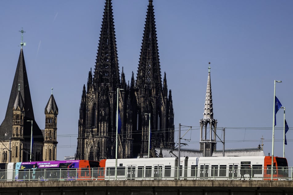 Fahrbahnschaden legt KVB-Verkehr in Köln zeitweise lahm