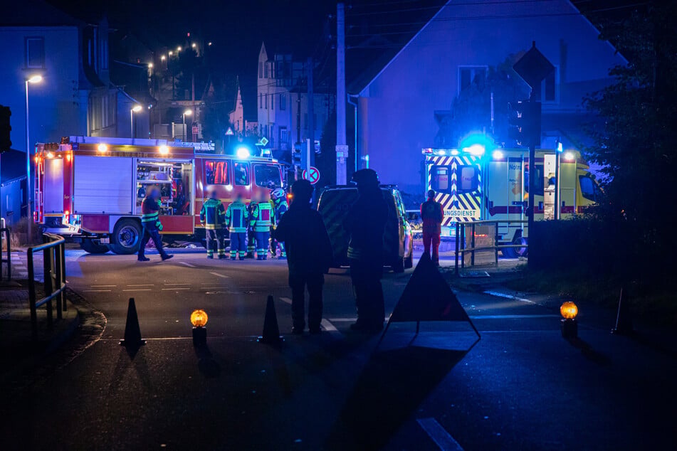 Die Kreuzung musste stundenlang gesperrt werden: Feuerwehr, Polizei und Rettungskräfte waren vor Ort.