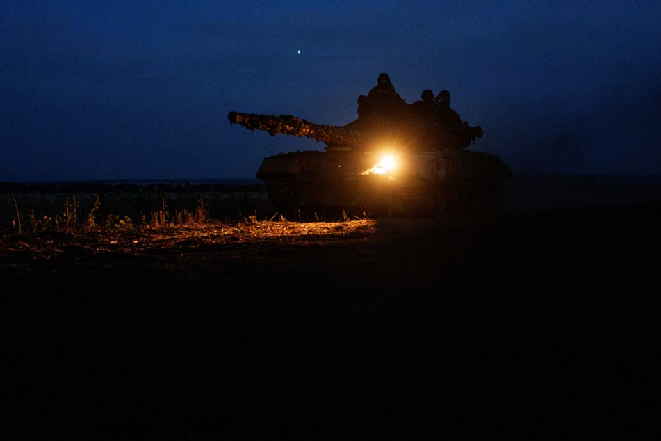 Ein ukrainischer Panzer ist an der Frontlinie in Richtung Pokrowsk unterwegs.