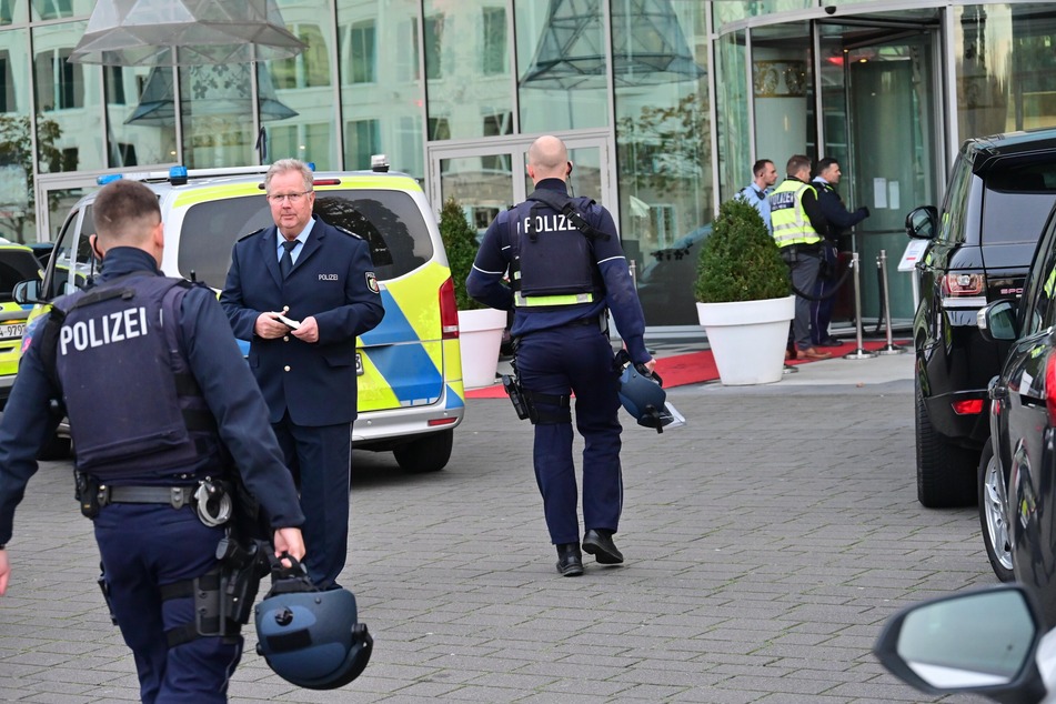 Bei einem SEK-Einsatz sind am Samstag (12. November) in einem Luxushotel in Bonn drei Männer festgenommen worden.