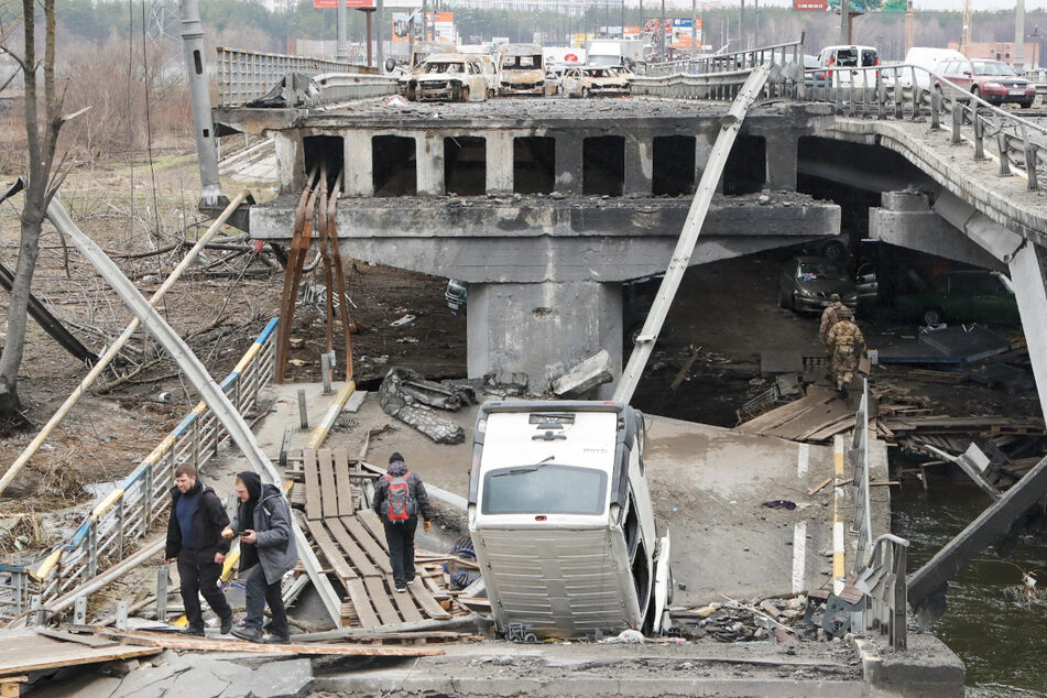 Die Russen zerstören vor allem die ukrainische Infrastruktur, wie diese Brücke in Irpin am 3. April.